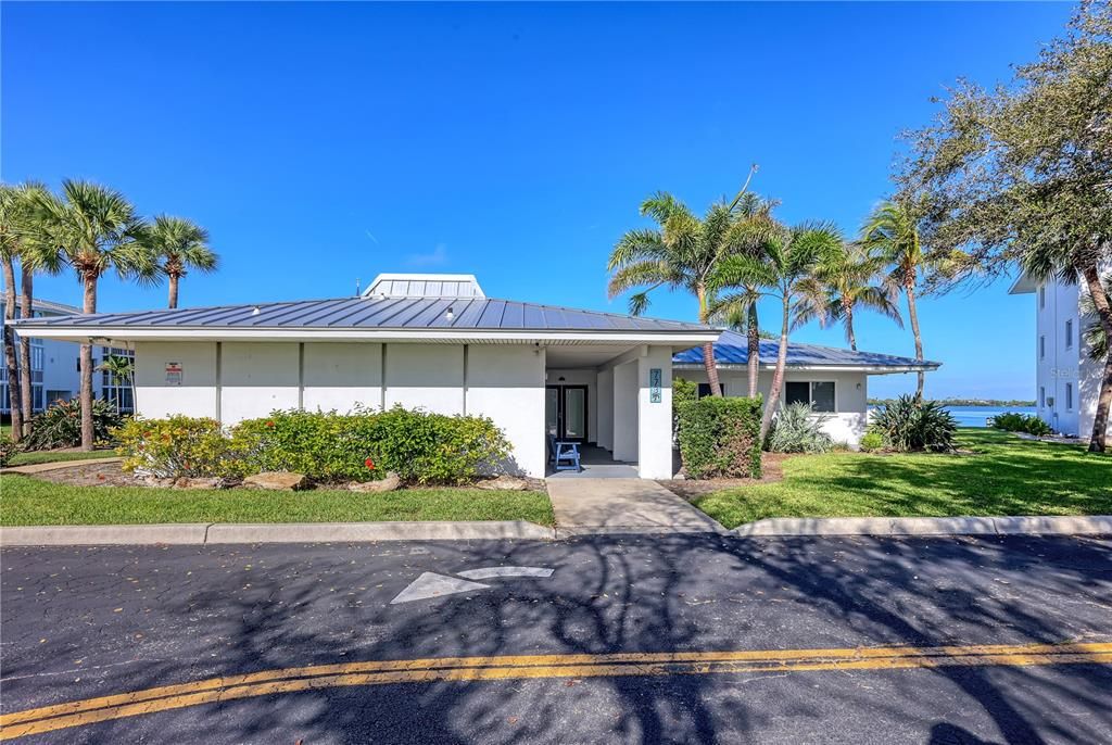 For Sale: $499,000 (1 beds, 1 baths, 641 Square Feet)