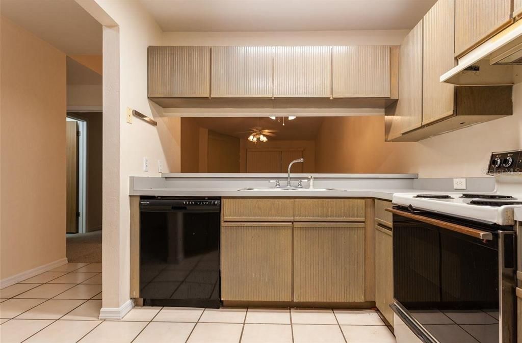 For Sale: $180,000 (2 beds, 2 baths, 1000 Square Feet)