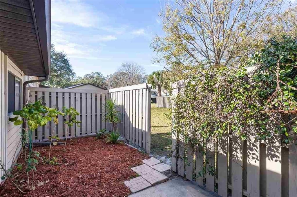 For Sale: $180,000 (2 beds, 2 baths, 1000 Square Feet)