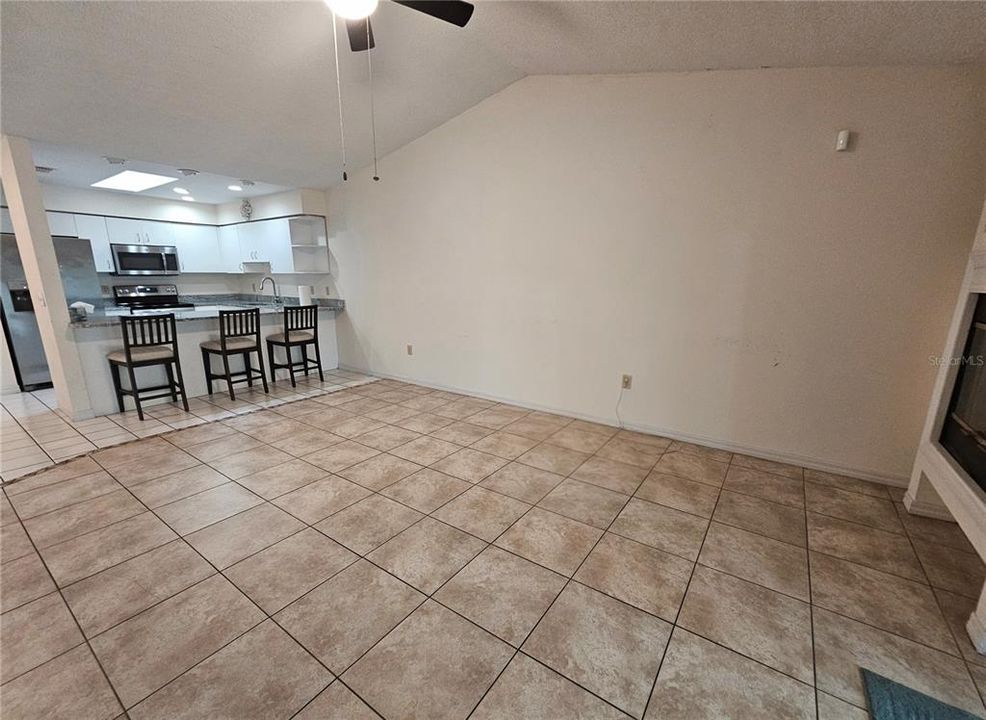 合同活跃: $284,500 (2 贝兹, 2 浴室, 1205 平方英尺)