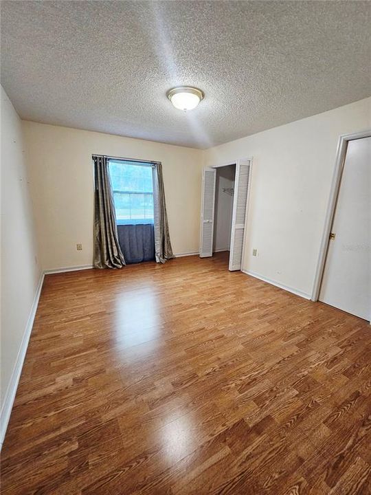 合同活跃: $284,500 (2 贝兹, 2 浴室, 1205 平方英尺)