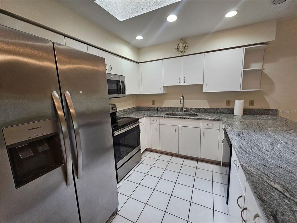 合同活跃: $284,500 (2 贝兹, 2 浴室, 1205 平方英尺)