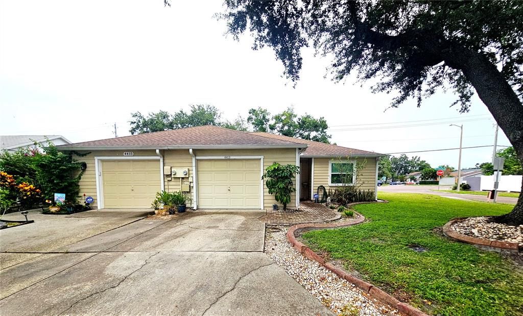 合同活跃: $284,500 (2 贝兹, 2 浴室, 1205 平方英尺)