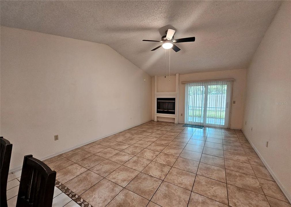 合同活跃: $284,500 (2 贝兹, 2 浴室, 1205 平方英尺)