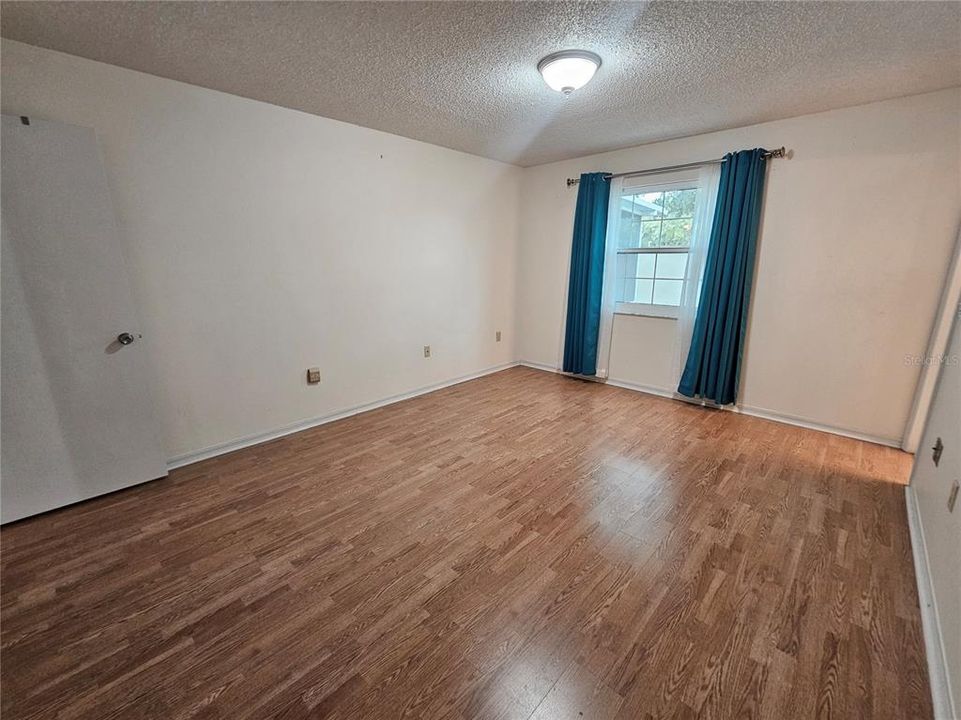 合同活跃: $284,500 (2 贝兹, 2 浴室, 1205 平方英尺)