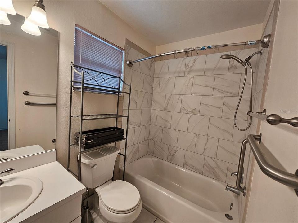 合同活跃: $284,500 (2 贝兹, 2 浴室, 1205 平方英尺)