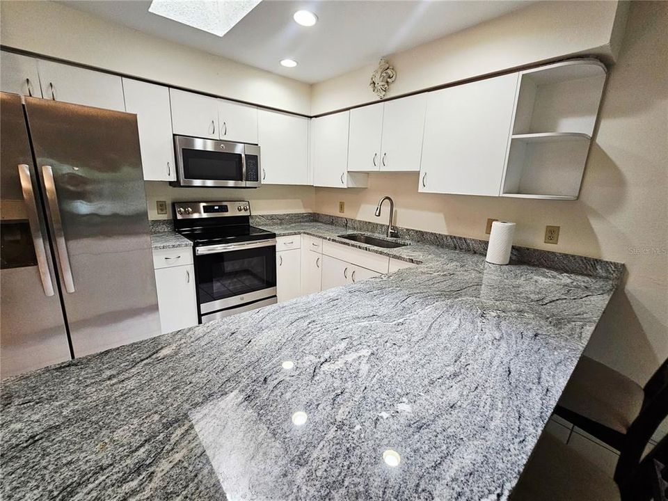 合同活跃: $284,500 (2 贝兹, 2 浴室, 1205 平方英尺)