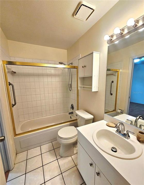 合同活跃: $284,500 (2 贝兹, 2 浴室, 1205 平方英尺)