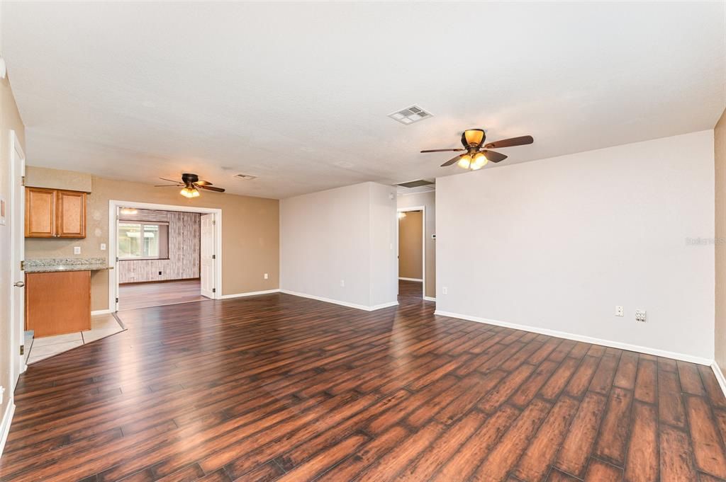 For Sale: $315,000 (3 beds, 2 baths, 1144 Square Feet)