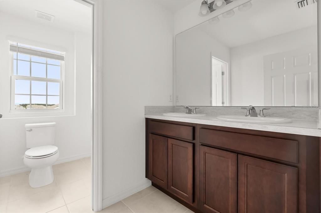 合同活跃: $325,000 (4 贝兹, 2 浴室, 2296 平方英尺)