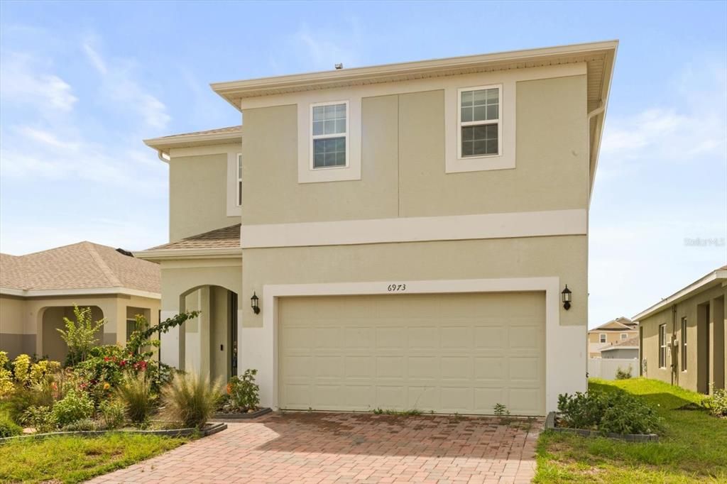 合同活跃: $325,000 (4 贝兹, 2 浴室, 2296 平方英尺)