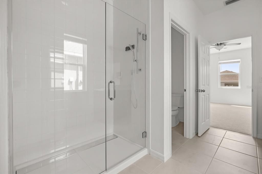 合同活跃: $325,000 (4 贝兹, 2 浴室, 2296 平方英尺)