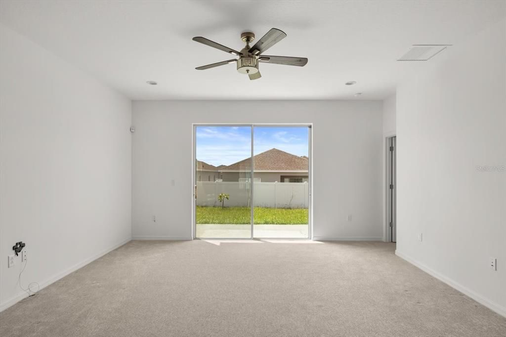 合同活跃: $325,000 (4 贝兹, 2 浴室, 2296 平方英尺)