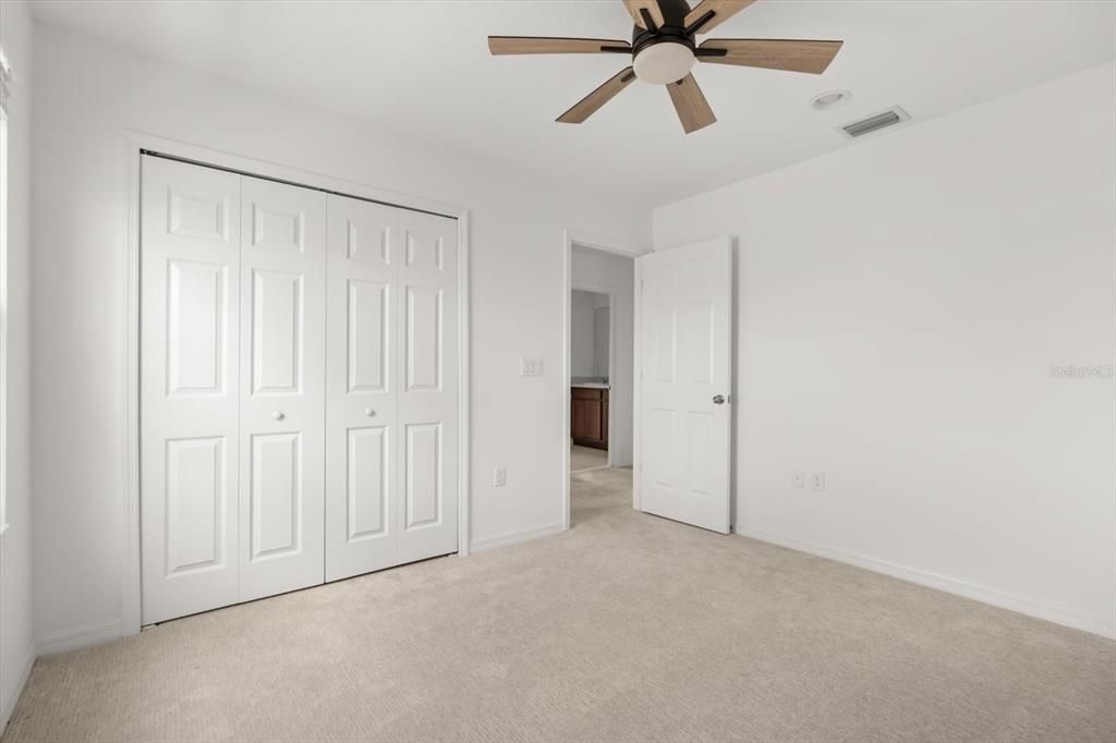 合同活跃: $325,000 (4 贝兹, 2 浴室, 2296 平方英尺)