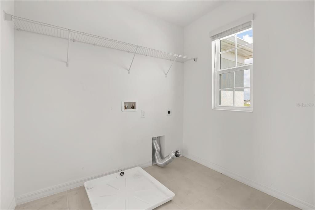 合同活跃: $325,000 (4 贝兹, 2 浴室, 2296 平方英尺)