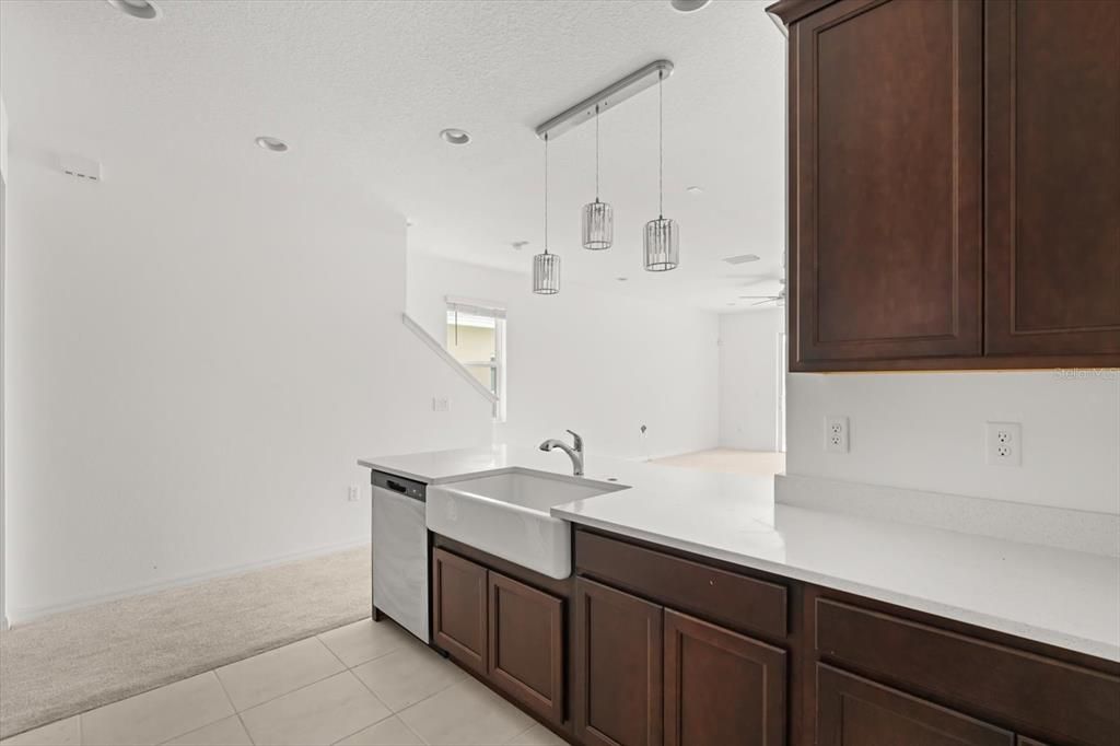 合同活跃: $325,000 (4 贝兹, 2 浴室, 2296 平方英尺)