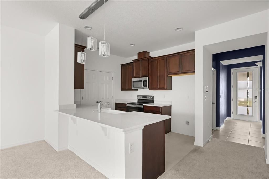 合同活跃: $325,000 (4 贝兹, 2 浴室, 2296 平方英尺)