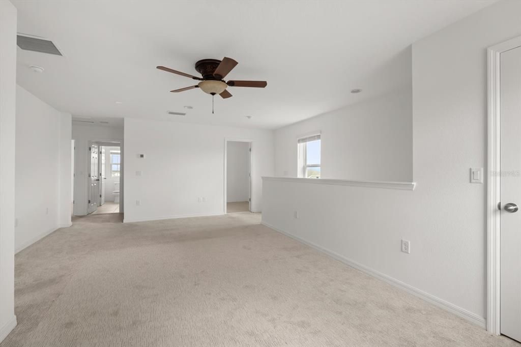 合同活跃: $325,000 (4 贝兹, 2 浴室, 2296 平方英尺)