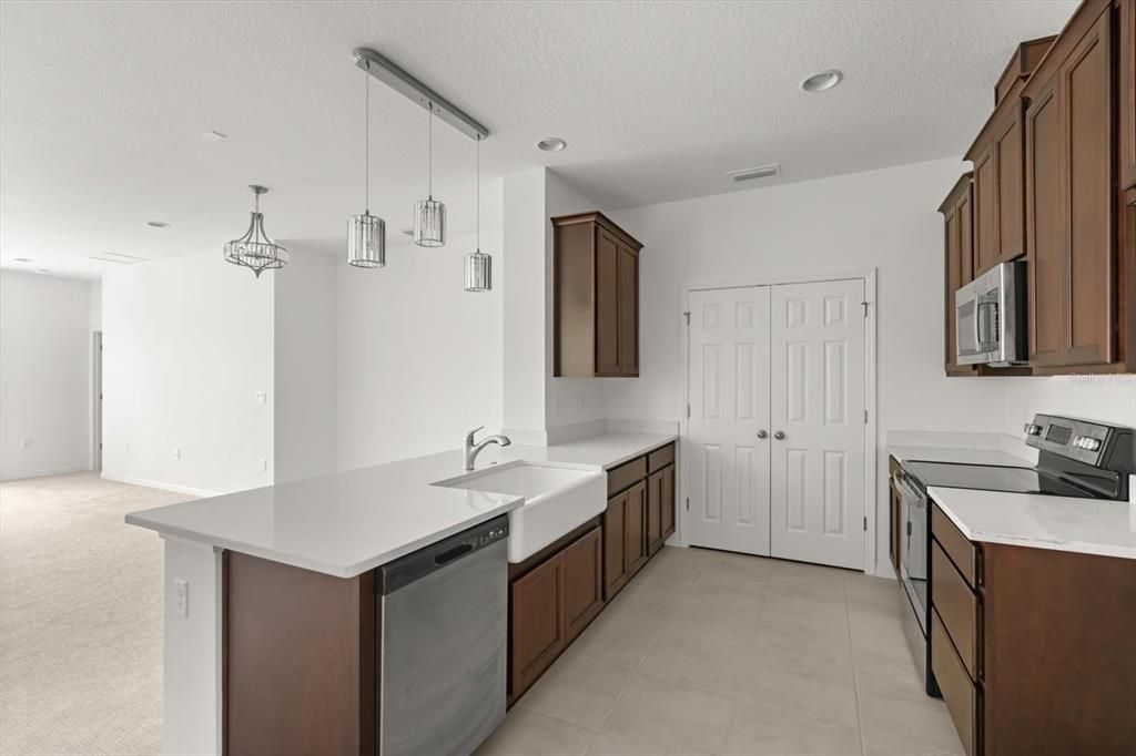 合同活跃: $325,000 (4 贝兹, 2 浴室, 2296 平方英尺)