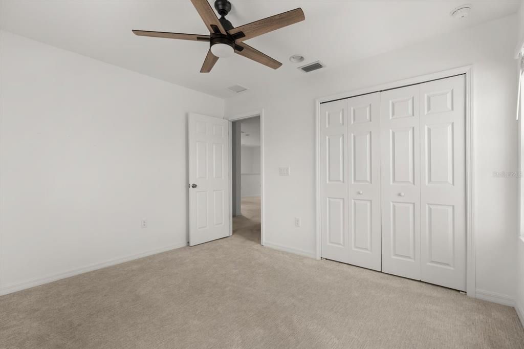 合同活跃: $325,000 (4 贝兹, 2 浴室, 2296 平方英尺)