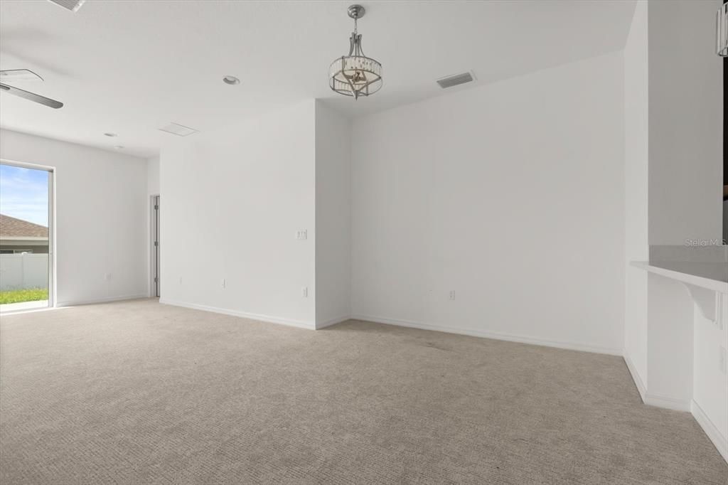 合同活跃: $325,000 (4 贝兹, 2 浴室, 2296 平方英尺)