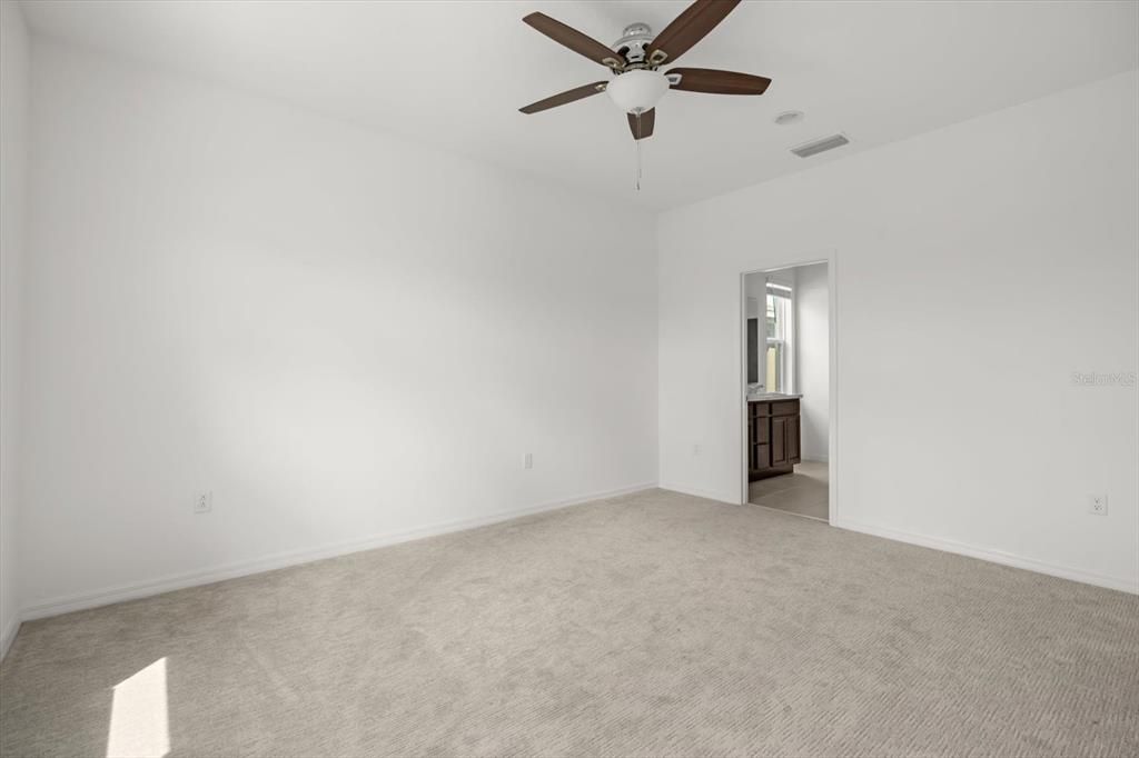 合同活跃: $325,000 (4 贝兹, 2 浴室, 2296 平方英尺)