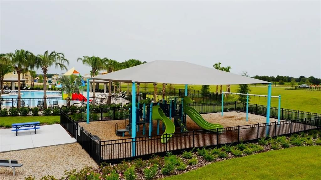 合同活跃: $325,000 (4 贝兹, 2 浴室, 2296 平方英尺)