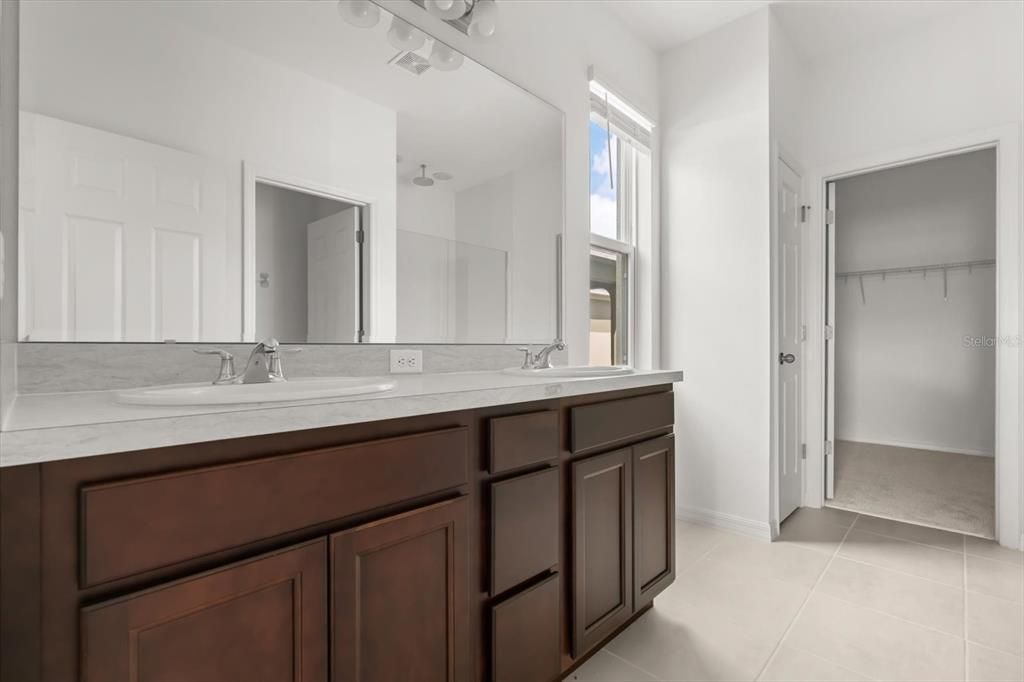 合同活跃: $325,000 (4 贝兹, 2 浴室, 2296 平方英尺)