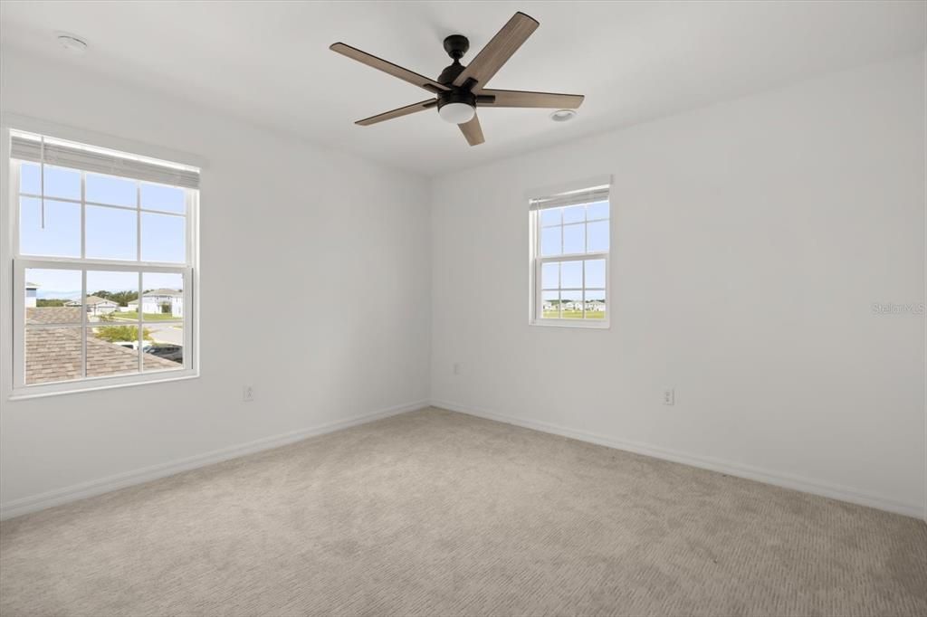 合同活跃: $325,000 (4 贝兹, 2 浴室, 2296 平方英尺)