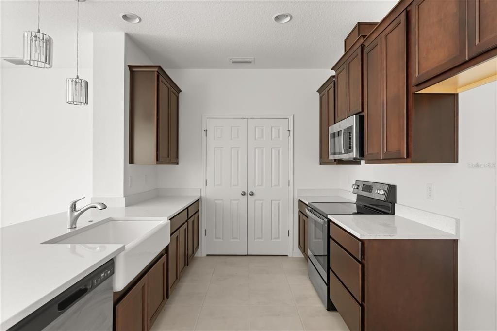 合同活跃: $325,000 (4 贝兹, 2 浴室, 2296 平方英尺)