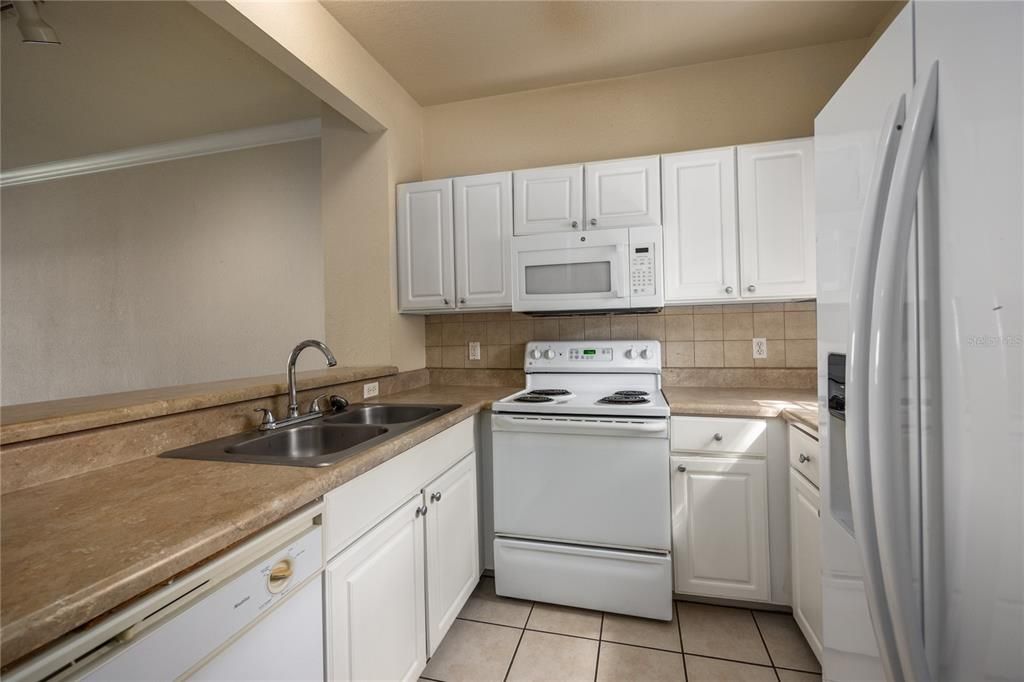 For Sale: $149,000 (1 beds, 1 baths, 1002 Square Feet)
