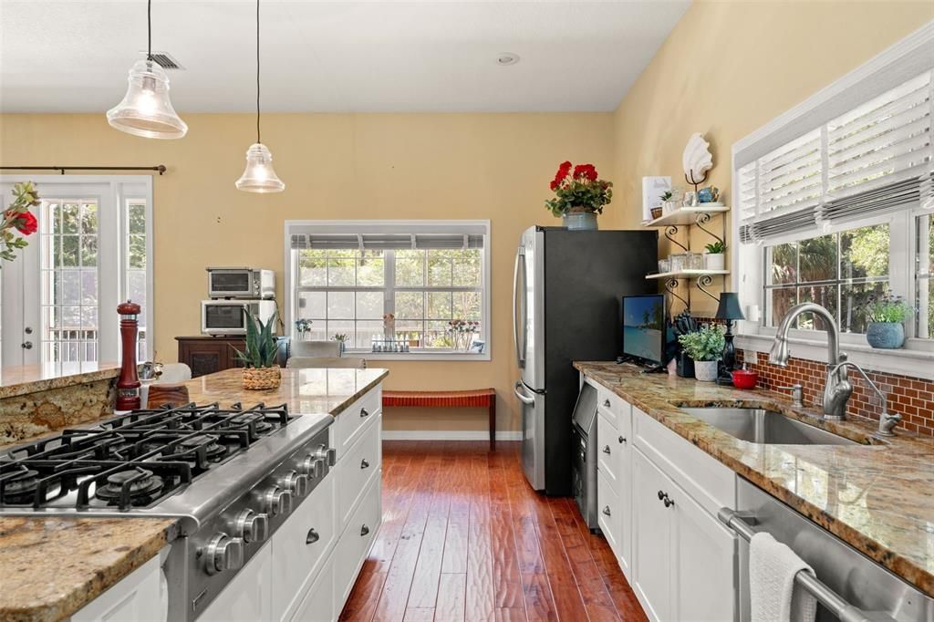 На продажу: $637,000 (3 спален, 2 ванн, 2425 Квадратных фут)