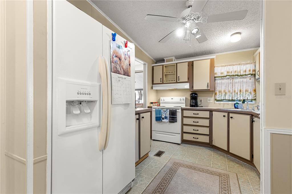 For Sale: $157,900 (2 beds, 2 baths, 1056 Square Feet)