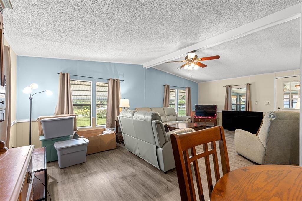 For Sale: $157,900 (2 beds, 2 baths, 1056 Square Feet)