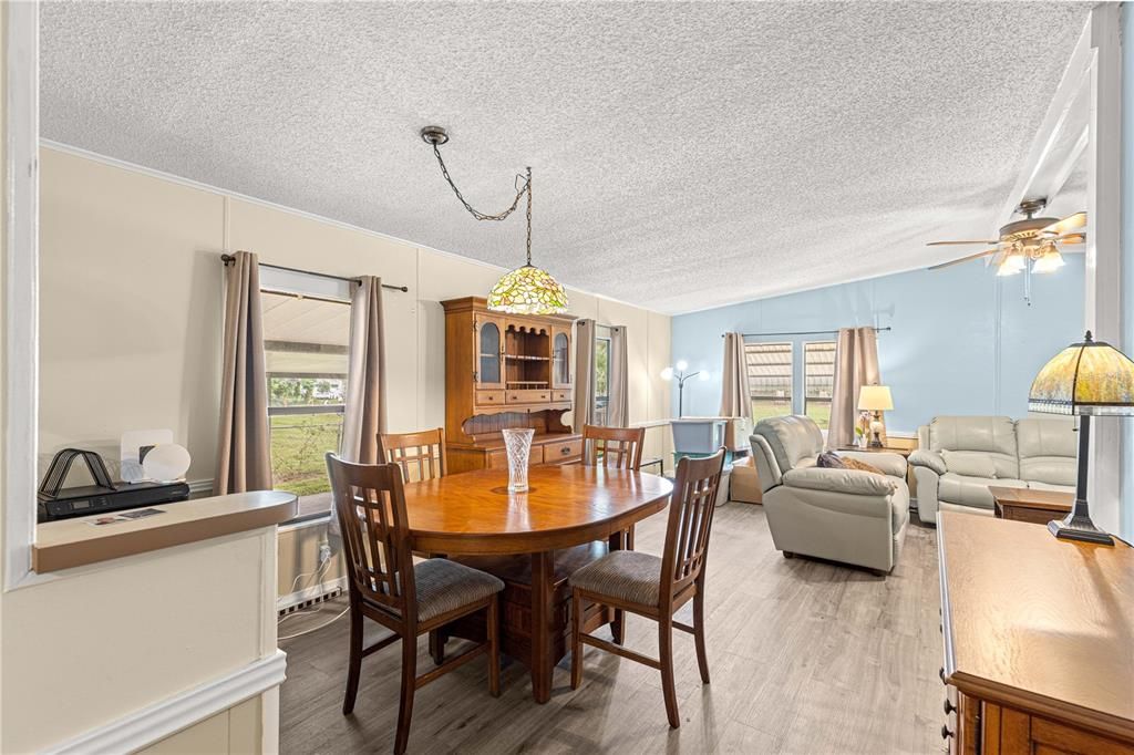 For Sale: $157,900 (2 beds, 2 baths, 1056 Square Feet)