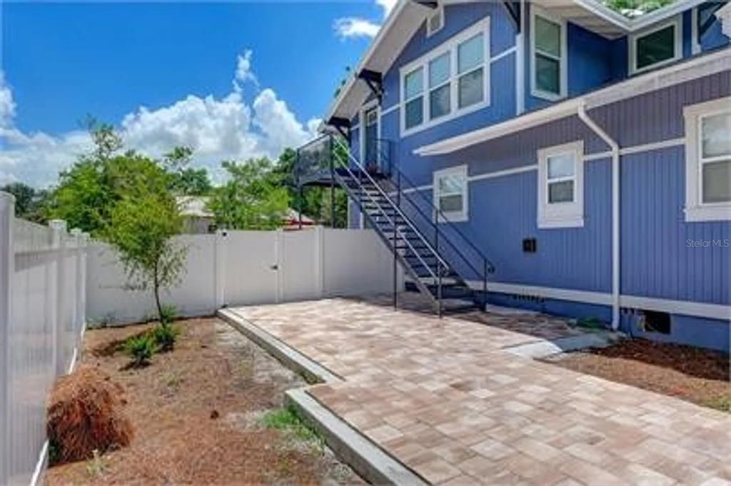 Active With Contract: $1,995 (2 beds, 1 baths, 2552 Square Feet)