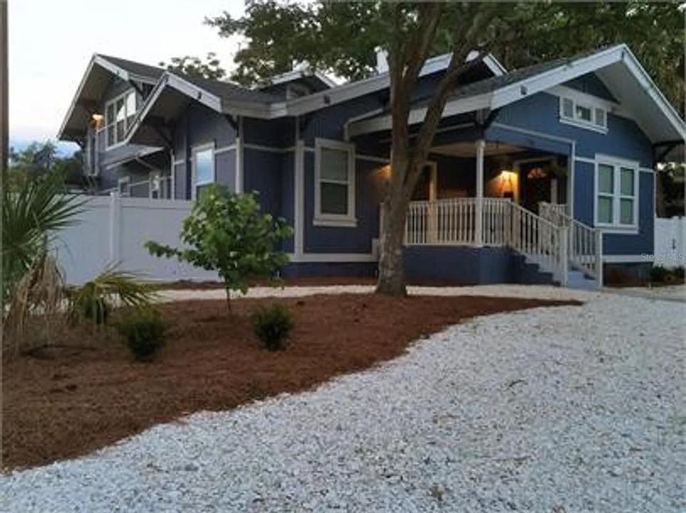 Active With Contract: $1,995 (2 beds, 1 baths, 2552 Square Feet)