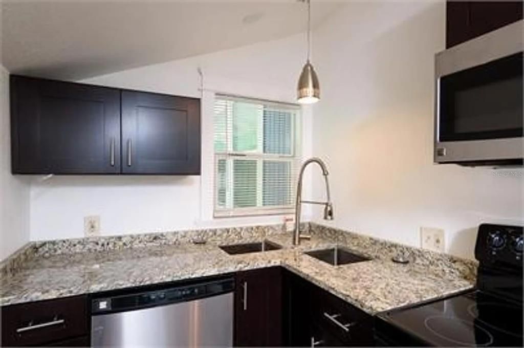 Active With Contract: $1,995 (2 beds, 1 baths, 2552 Square Feet)