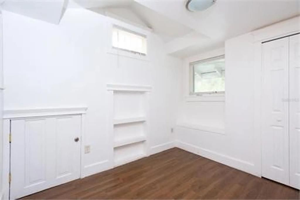 Active With Contract: $1,995 (2 beds, 1 baths, 2552 Square Feet)