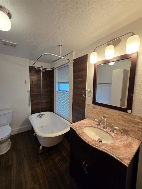 Active With Contract: $1,995 (2 beds, 1 baths, 2552 Square Feet)