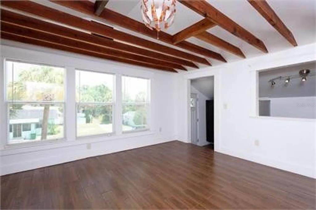 Active With Contract: $1,995 (2 beds, 1 baths, 2552 Square Feet)