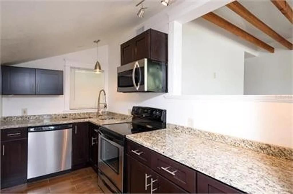 Active With Contract: $1,995 (2 beds, 1 baths, 2552 Square Feet)