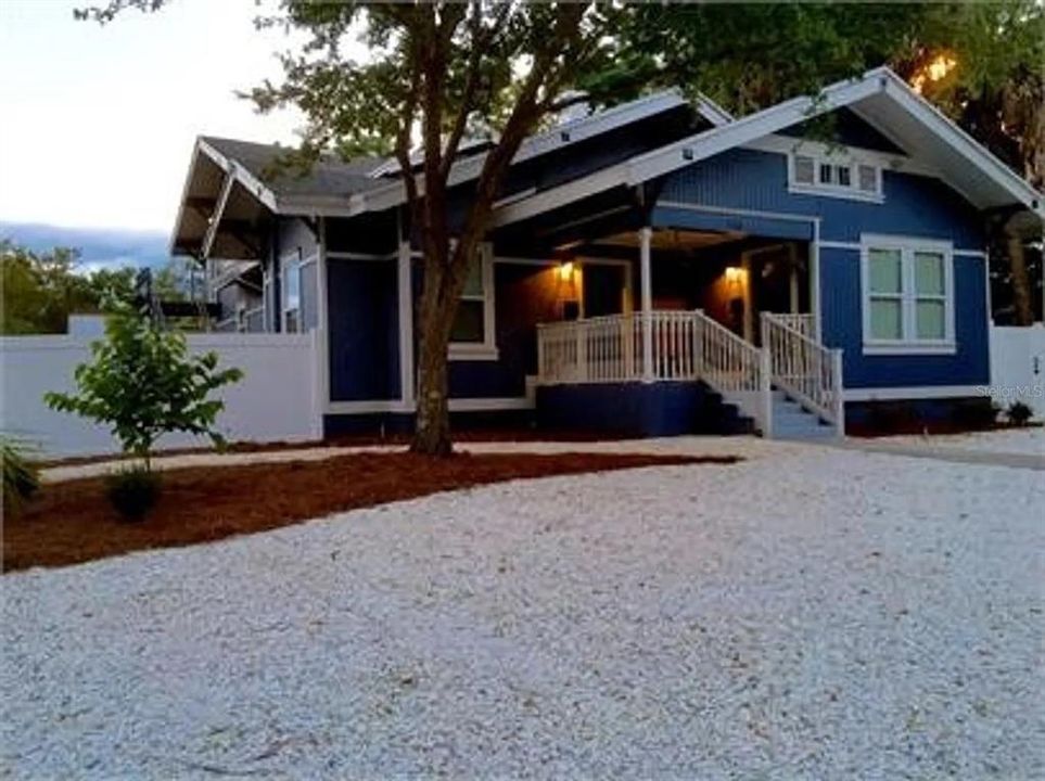 Active With Contract: $1,995 (2 beds, 1 baths, 2552 Square Feet)