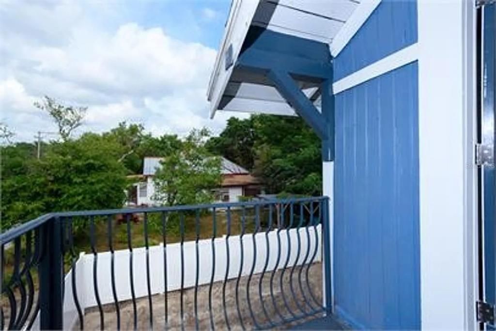 Active With Contract: $1,995 (2 beds, 1 baths, 2552 Square Feet)