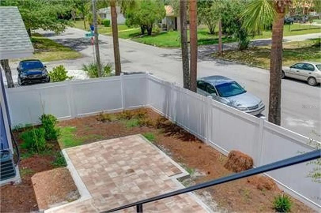 Active With Contract: $1,995 (2 beds, 1 baths, 2552 Square Feet)