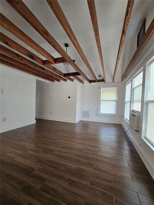 Active With Contract: $1,995 (2 beds, 1 baths, 2552 Square Feet)