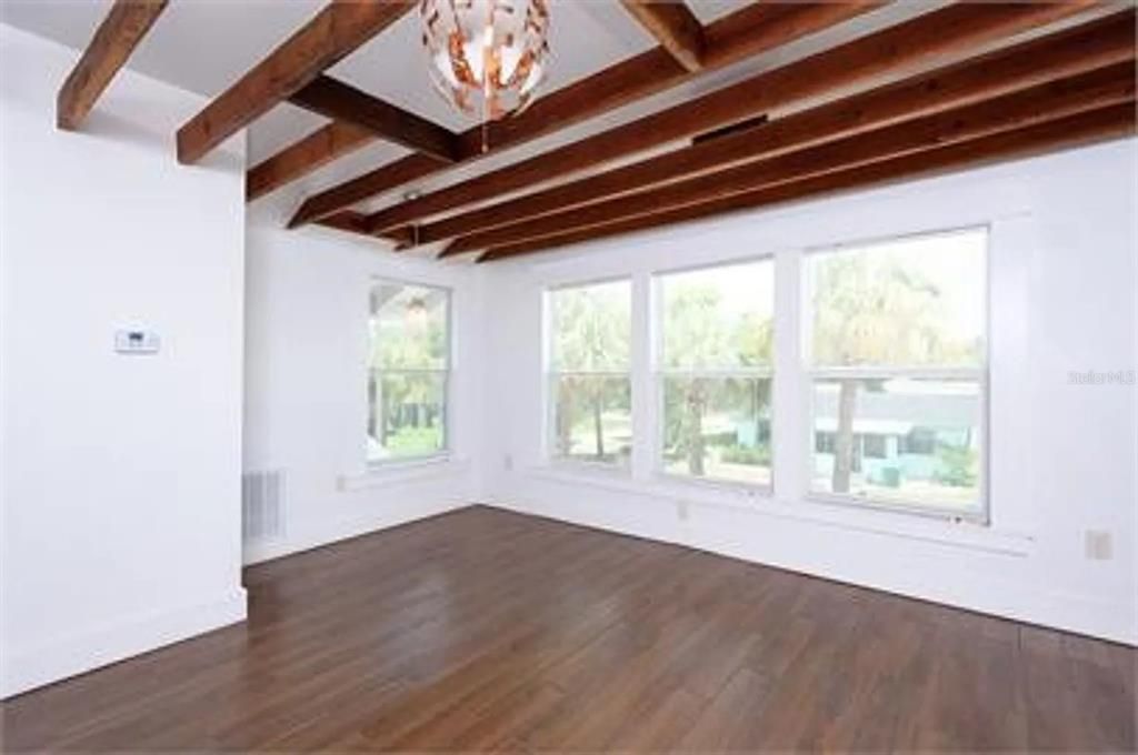 Active With Contract: $1,995 (2 beds, 1 baths, 2552 Square Feet)