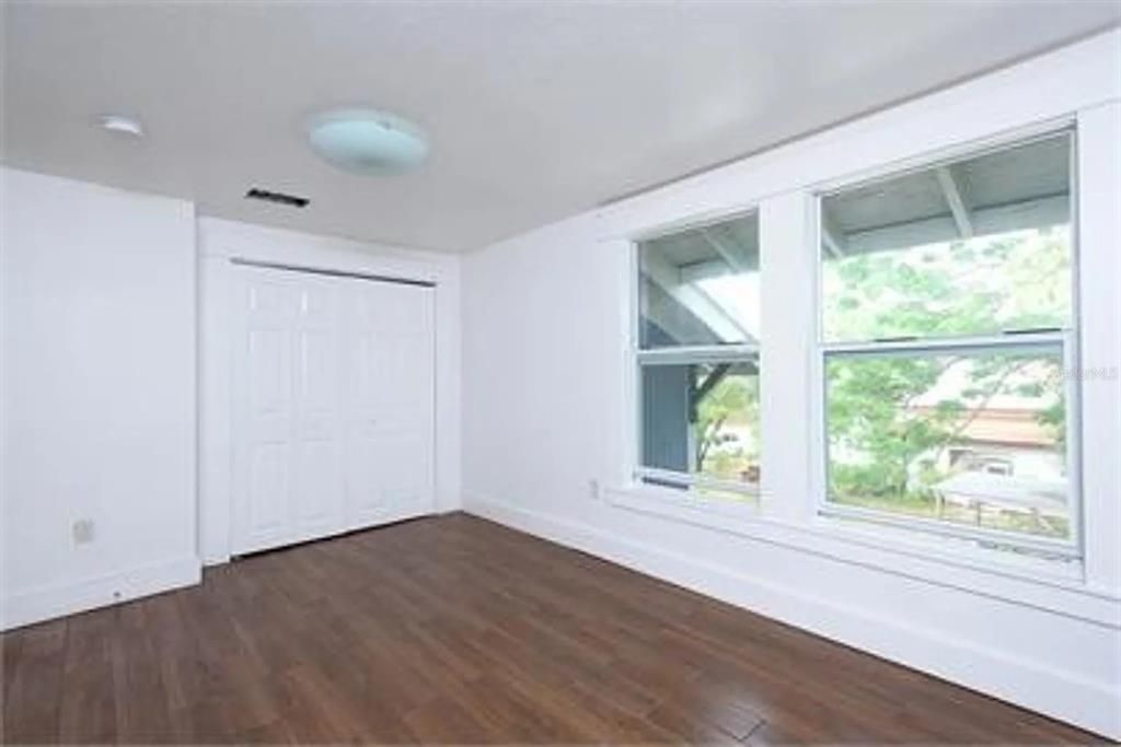 Active With Contract: $1,995 (2 beds, 1 baths, 2552 Square Feet)