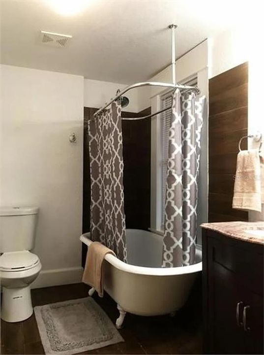 Active With Contract: $1,995 (2 beds, 1 baths, 2552 Square Feet)