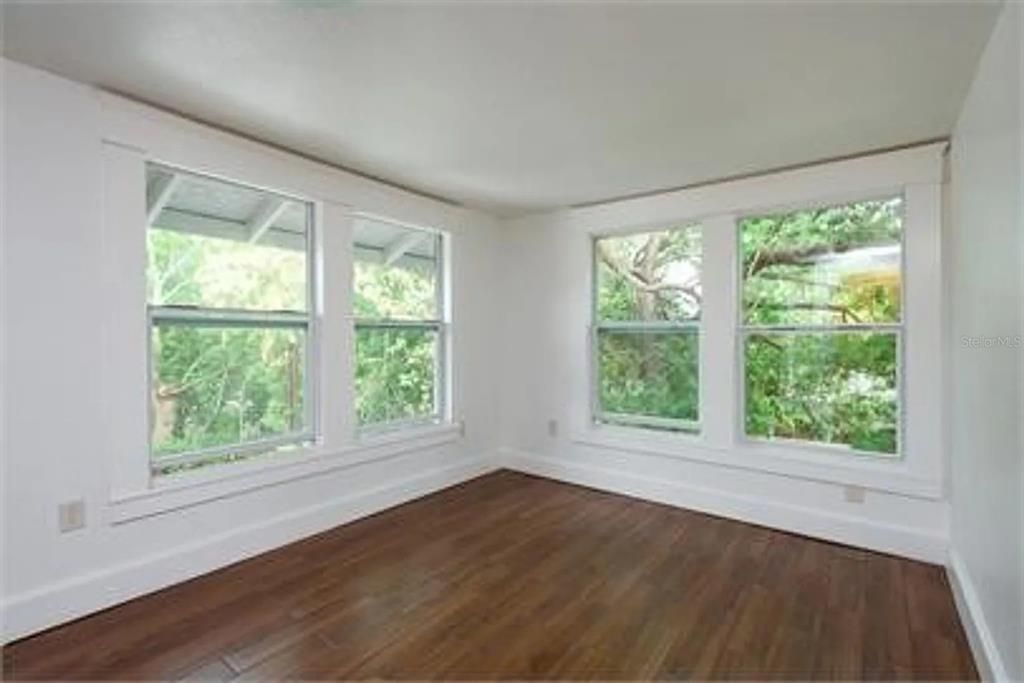 Active With Contract: $1,995 (2 beds, 1 baths, 2552 Square Feet)